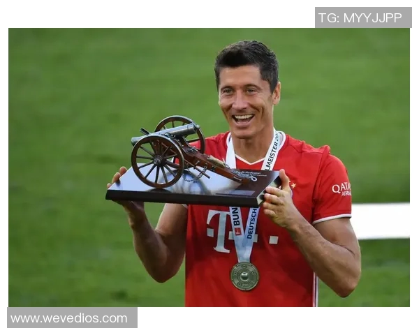 英格兰足球冠军联赛赛季回顾：精彩对决与历史性突破的全景呈现